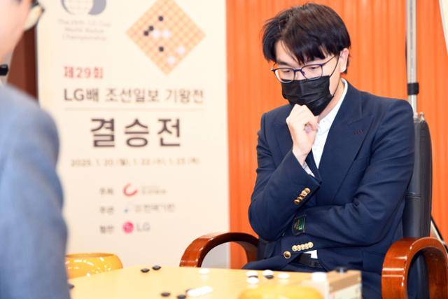 중국의 커제 9단이 지난 23일 서울 성동구 한국기원에서 열린 ‘제29회 LG배 조선일보 기왕전’(3번기·3판2선승제) 결승 3국에서 한국의 변상일 9단과 대국을 벌이고 있다. 한국기원 제공