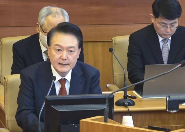 윤석열 대통령이 21일 서울 종로구 헌법재판소에서 열린 탄핵심판 3차 변론에 출석해 피청구인석에서 발언하고 있다. 헌법재판소 제공