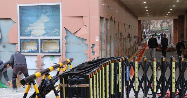 윤석열 대통령이 내란 우두머리 혐의로 구속되자 일부 윤 대통령 지지자들이 서울서부지법 내부로 난입해 불법폭력사태를 일으킨 19일 오후 서울서부지법에서 청사 관계자들이 파손된 시설물과 물품 등을 치운 뒤 복구작업을 하고 있다. 연합뉴스