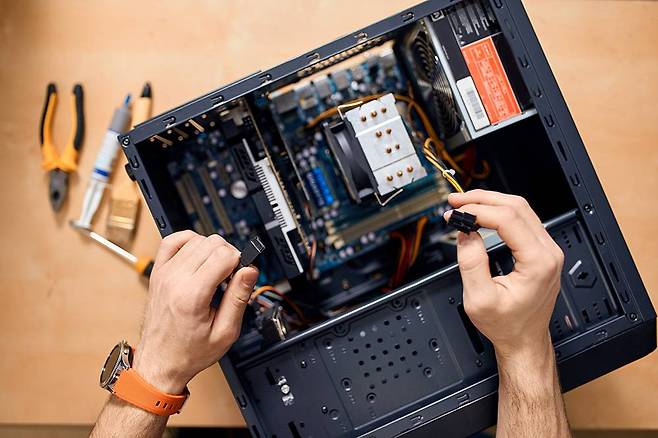 컴퓨터의 구성요소는 CPU와 GPU, 메모리, 저장장치가 핵심이고, 이를 모두 연결하는 기반 장치가 메인보드, 여기에 전원을 인가하는 장치가 파워서플라이입니다 / 출처=셔터스톡