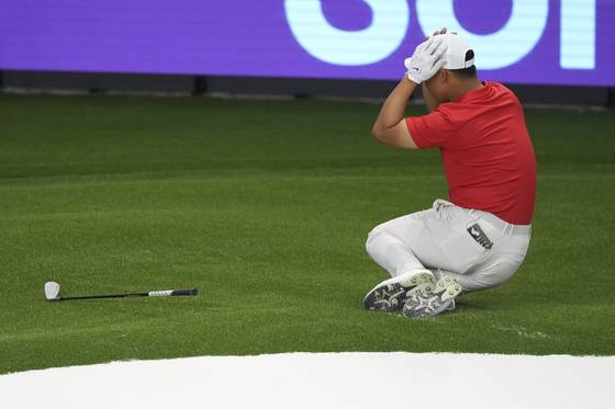 주피터 팀의 김주형이 15번 홀 벙커샷이 홀을 살짝 빗나가자 아쉬워하고 있다. AP=연합뉴스