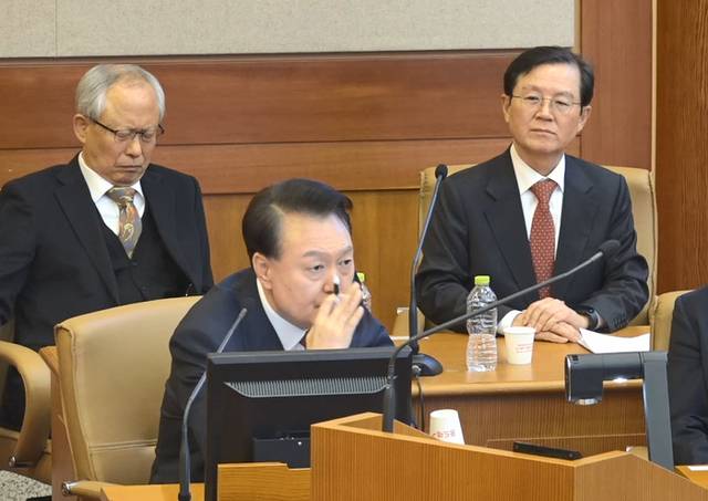 ▲ 윤석열 대통령이 지난 23일 서울 종로구 헌법재판소에서 열린 본인의 탄핵심판 4차변론에서 증인으로 출석한 김용현 전 국방부 장관에게 직접 증인신문을 하고 있다.  헌법재판소 제공