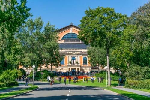 페스트슈필하우스(Festspielhaus) 앞 바이로이트 페스티벌(Bayreuth Festival)에 참석한 손님들. 바이로이트 페스티벌 제공