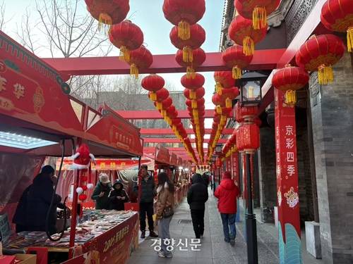 28일 베이징 치엔먼다지에에 마련된 춘절 묘회. 본격적 묘회는 29일부터 시작한다.