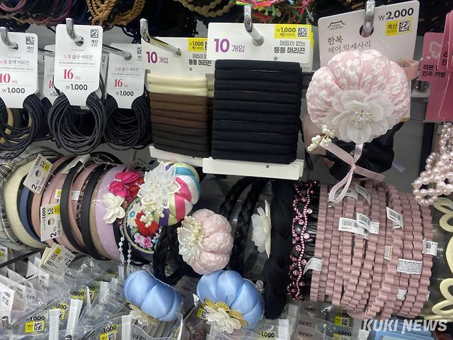 다이소에서 판매하고 있는 가채 머리띠. 심하연 기자