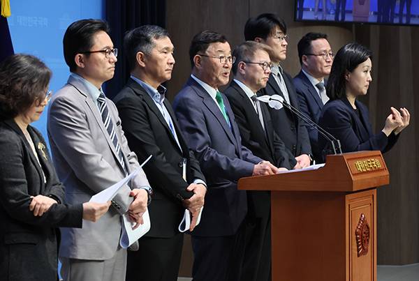 ▲ 지난해 4월22일 김상균 연금개혁 공론화위원장이 국회 소통관에서 숙의토론회 및 시민대표단 설문조사 결과를 브리핑하고 있다. ⓒ연합뉴스