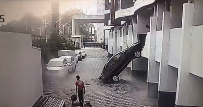 인도의 한 아파트 건물 2층에서 자동차 한 대가 미끄러져 건물 밖으로 추락하는 사건이 발생했다. [사진 = 프리프레스저널 캡처]