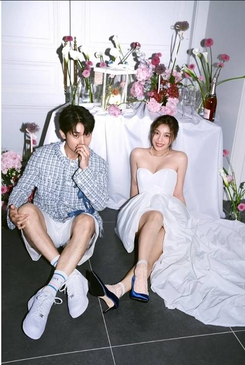 가수 에일리가 결혼을 앞두고 파격적인 웨딩 화보를 공개하며 시선을 사로잡았다. 사진=에일리 SNS