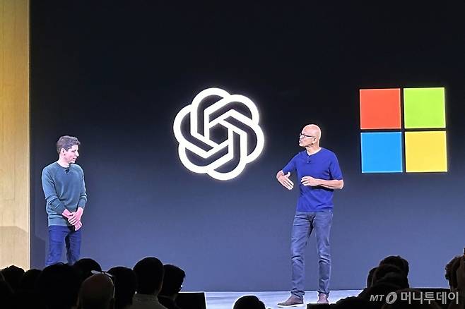 Sam Altman, left, CEO of OpenAI, appears onstage with Microsoft CEO Satya Nadella at OpenAI DevDay, OpenAI's first developer conference, on Monday, Nov. 6, 2023 in San Francisco. (AP Photo/Barbara Ortutay)  6일(현지시간) 미국 샌프란시스코에서 열린 오픈AI의 첫 개발자 컨퍼런스인 '오픈AI 데브데이'에서 샘 알트먼(왼쪽) CEO와 사티아 나델라 마이크로소프트 CEO가 함께 무대에 오르고 있다. /사진=AP통신 /