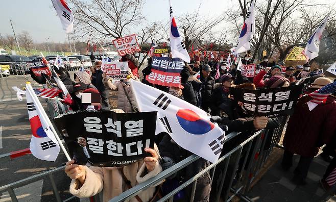 국민의힘 원외당협위원장 80명이 설 당일인 29일 윤석열 대통령에게 새해 서한을 보냈다. 사진은 지난 22일 윤석열 대통령이 수감 중인 경기도 의왕시 서울구치소 앞에서 윤 대통령 지지자들이 석방 촉구와 탄핵반대 구호를 외치던 모습. /사진=뉴스1