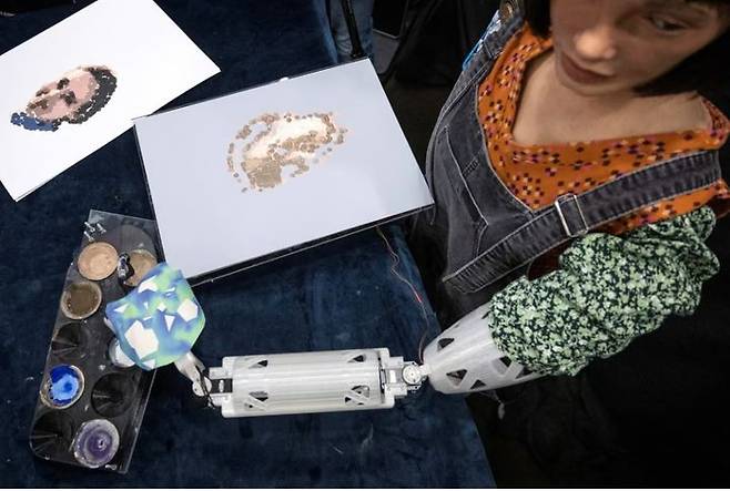 [런던=AP/뉴시스] 2022년 4월 AI 로봇 ‘아이-다’가 런던에서 그림을 그리고 있는 모습. 2024.10.17. *재판매 및 DB 금지