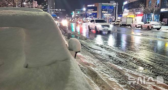 [제천=뉴시스] 이병찬 기자 = 27일 늦은 오후 많은 눈이 내린 충북 제천 도심 도로에서 귀성 차량들이 거북이 운행을 하고 있다. 2025.01.28.bclee@newsis.com