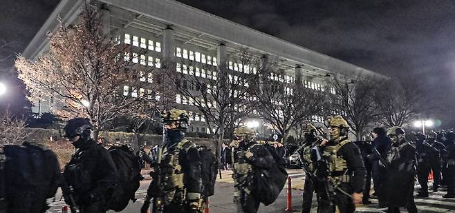 국회 본회의에서 비상계엄 해제를 의결한 2024년 12월 4일 새벽 계엄군 병력이 국회에서 철수하고 있다. [뉴시스]