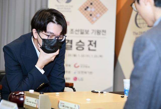 대국에 집중하는 커제(왼쪽). /사진=한국기원 제공