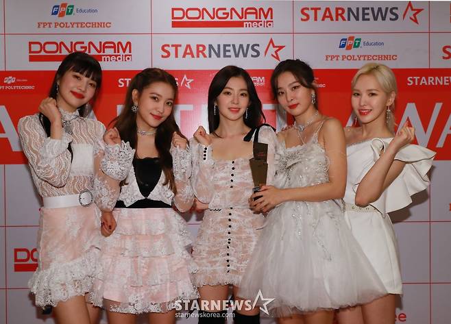 걸그룹 레드벨벳이 베트남 하노이 미딩 국립경기장에서 스타뉴스 주최로 열린 '2019 아시아 아티스트 어워즈 인 베트남'(2019 Asia Artist Awards in Vietnam)에 참석해 올해의 노래상을 수상한 뒤 기념촬영을 하고 있다. /사진=이동훈 기자 photoguy@