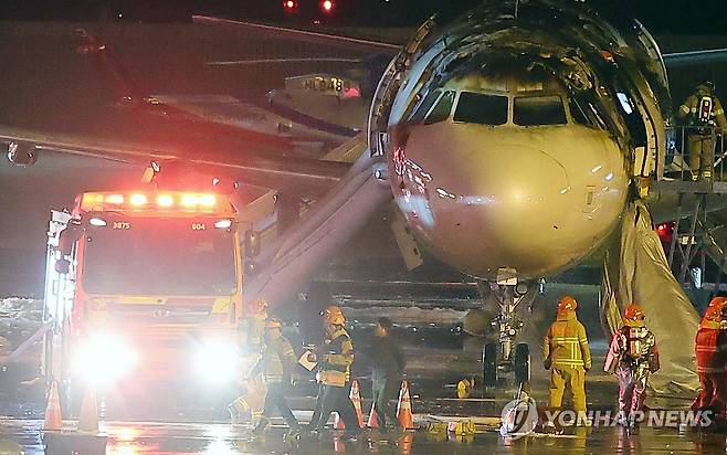 펼쳐진 비상슬라이드 (부산=연합뉴스) 손형주 기자 = 28일 오후 김해공항 계류장에서 승객 170명과 승무원 6명을 태우고 이륙을 준비하던 홍콩행 에어부산 항공기 BX391편 내부에서 불이 나 소방대원들이 진화 작업을 하고 있다. 여객기 왼쪽에 에어슬라이드가 펼쳐져 있다. 화재는 1시간 16분 만에 완전히 진압됐고 승객 170명(탑승 정비사 1명 포함), 승무원 6명 등 모두 176명은 비상 슬라이드로 모두 탈출했다. 2025.1.29 handbrother@yna.co.kr
