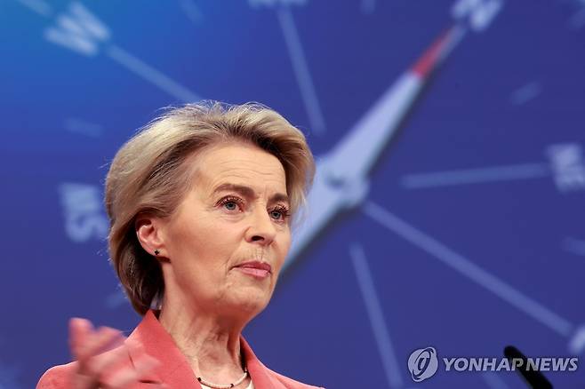 기자회견하는 EU 집행위원장  (브뤼셀 EPA=연합뉴스) 우르줄라 폰데어라이엔 EU 집행위원장이 29일(현지시간) '경쟁력 나침반' 로드맵을 발표하고 있다. 2025.1.29 photo@yna.co.kr [재판매 및 DB 금지]
