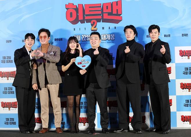 배우 이이경(왼쪽부터)과 정준호, 황우슬혜, 최원섭 감독, 권상우, 김성오가 15일 서울 용산구 CGV 용산점에서 열린 영화 ‘히트맨2’ 언론시사회에 참석해 포즈를 취하고 있다. (사진=뉴스1)