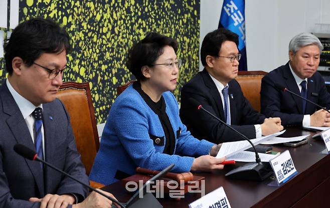 김선민(왼쪽 두 번째) 조국혁신당 당대표 권한대행이 30일 오전 서울 여의도 국회에서 열린 최고위원회의에서 발언하고 있다. (사진=뉴시스)