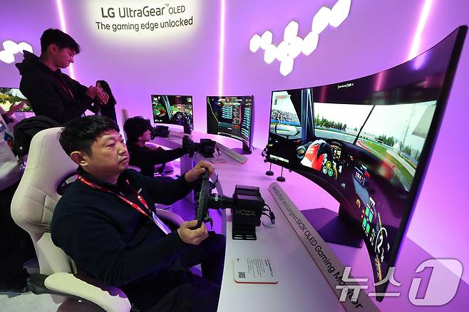 세계 최대 IT(정보기술)·가전 전시회 'CES 2025' 개막을 하루 앞둔 6일 오전(현지시간) 미국 네바다주 라스베이거스 컨벤션센터(LVCC)에서 열린 LG전자 프리 부스 투어에서 직원들이 5K2K 해상도 OLED 모니터를 선보이고 있다. 2025.1.7/뉴스1 ⓒ News1 신웅수 기자