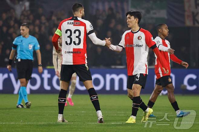 페예노르트의 황인범(오른쪽) ⓒ AFP=뉴스1