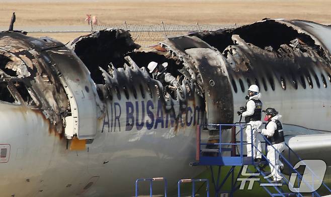 30일 부산 강서구 김해국제공항 내 에어부산 항공기 화재 현장에서 국토부 항공철도사고조사위원회, 국립과학수사연구원, 부산경찰청, 부산소방재난본부 등 관계자들이 합동 감식에 앞서 안정성 확보를 위한 조사를 실시하고 있다 2025.1.30/뉴스1 ⓒ News1 윤일지 기자