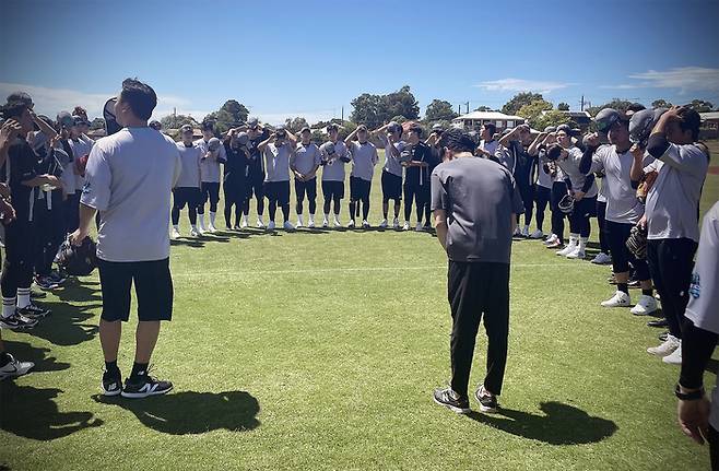 KT 이강철 감독이 호주 질롱에서 진행 중인 스프링캠프에서 훈련 전 선수들에게 당부의 말을 하고 있다. 사진 | KT 위즈