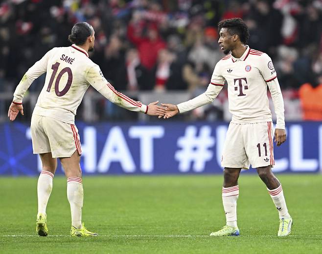 '괴물' 김민재(바이에른 뮌헨)가 풀타임 활약했다. 하지만 바이에른 뮌헨은 유럽챔피언스리그 16강 직행 티켓 획득에 실패했다. 바이에른은 30일(한국시각) 독일 뮌헨 알리안츠 아레나에서 열린 슬로반 브라티슬라바(슬로바키아)와의 2024~2025시즌 유럽챔피언스리그 리그 페이즈 최종전에서 3대1로 승리했다. 이날 승리로 승점 15(5승3패·골득실 +8)가 된 바이에른은 승점은 같지만 골득실에서 아탈란타(+14), 도르트문트(+10), 레알 마드리드(+9)에 밀려 12위에 머물렀다. 바이에른은 8위까지 주어지는 16강 직행 티켓을 얻지 못하고, 9~24위가 나서는 16강 플레이오프 진출에 만족해야 했다.  

<저작권자(c) 연합뉴스, 무단 전재-재배포, AI 학습 및 활용 금지>