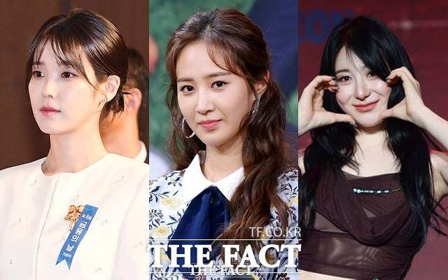가수 아이유, 유리, 이채연(왼쪽부터) 씨가 지난해 12월 윤석열 대통령 탄핵 집회에 참석하는 이들을 응원해 눈길을 끌었다. /더팩트 DB