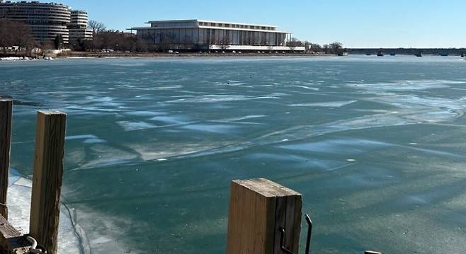 29일(현지시각) 낮 미국 워싱턴 디시(D.C.)의 포토맥 강. 사고 발생 7시간여 전에 촬영한 강은 얼음으로 덮여 있다. 워싱턴/김원철 기자