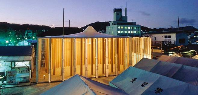 고베 나가타 지역에 있는 종이로 지은 다카토리 성당 외관.