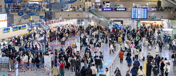 김해공항 국제선 청사에 사람이 붐비고 있다. 국제신문DB