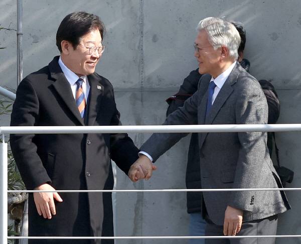 더불어민주당 이재명 대표가 30일 오후 경남 양산시 평산마을을 찾아 문재인 전 대통령과 인사하고 있다. 연합뉴스