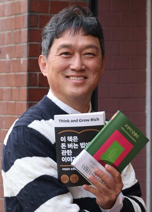 고명환 개그맨 겸 작가가 포즈를 취하고 있다. [한주형 기자]