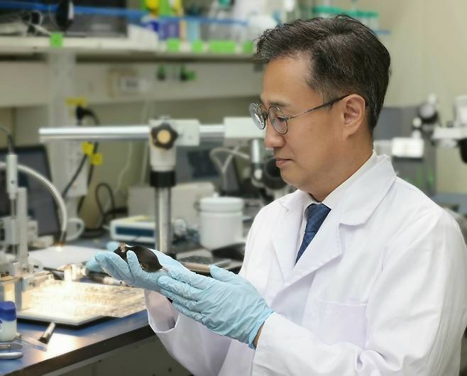 김대수 교수가 수면 관련 연구를 수행하고 있다.[