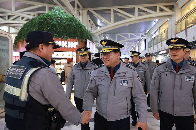 이호영 경찰청장 직무대행이 설 연휴를 앞둔 지난 24일 치안상황 점검차 서울 고속버스터미널을 찾아 현장 기동순찰대원을 격려하고 있다. [경찰청 제공]