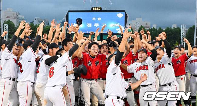 [OSEN=목동, 민경훈 기자] 에이스 정우주의 완벽한 투타겸업을 등에 업은 전주고가 4시간 30분이 넘는 혈투 끝 39년 만에 전국대회 정상에 올랐다. 주창훈 감독이 이끄는 전주고등학교는 16일 서울 목동구장에서 열린 제79회 청룡기 고교야구선수권대회 겸 주말리그 왕중왕전 마산용마고등학교와의 결승전에서 14-5 대승을 거두며 우승을 차지했다. 1977년 창단 후 첫 청룡기 결승에 진출한 전주고는 1985년 황금사자기 우승 이후 무려 39년 만에 전국대회 정상에 올랐다. 지난 2022년 대통령배 준우승, 올해 4월 이마트배 전국고교야구대회 준우승의 아쉬움을 말끔히 씻어냈다.경기를 마치고 우승을 차지한 전주고 선수단이 준우승을 차지한 마산용마고 선수단과 함께 기쁨을 나누고 있다. 2024.07.16 / rumi@osen.co.kr