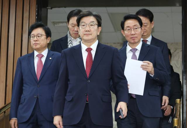 ▲국민의힘 권성동 원내대표(가운데)가 지난 21일 국회에서 열린 원내대책회의에 입장하고 있다. ⓒ연합뉴스