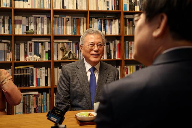 ▲30일 오후 경남 양산시 평산마을 문재인 전 대통령 사저에서 문 전 대통령이 이재명 더불어민주당 대표와 대화하고 있다. ⓒ더불어민주당 제공