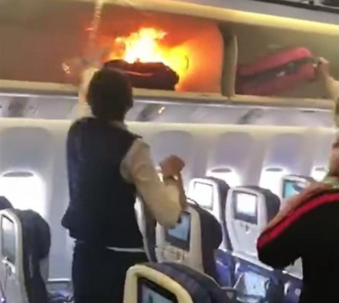 지난 2018년 2월 25일 중국 남방항공 기내에서 휴대용 보조배터리발 화재가 발생해 승무원이 불을 진압하고 있는 모습. CGTN 유튜브 캡처