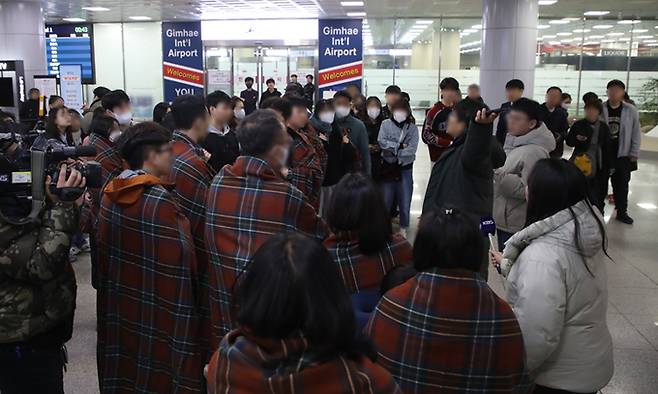 지난 29일 부산 강서구 대저동 김해공항에서 홍콩행 에어부산 항공기에서 화재가 발생한 가운데 사고 항공기에서 탈출한 승객들이 공항을 빠져나오고 있다. 뉴스1