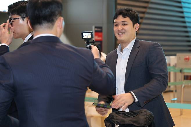 최원태가 삼성  이적 뒤 첫 스프링캠프지로 출국 하기 전 웃고 있다. 삼성 라이온즈 제공
