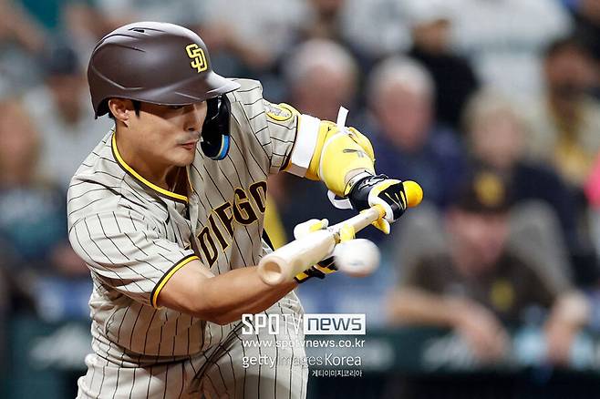 ▲ 김하성에게 2023년은 평생 잊을 수 없는 한 해로 기억에 남아있다. 샌디에이고가 FA 내야수 잰더 보가츠를 영입하면서 2루수로 포지션을 이동한 김하성은 152경기에 나와 타율 .260 17홈런 60타점 38도루를 기록하며 한층 업그레이드된 공격력을 선보이는 한편 리그 정상급 수비력을 유지, 내셔널리그 유틸리티 부문 골드글러브도 수상하는 감격적인 순간을 맛봤다.