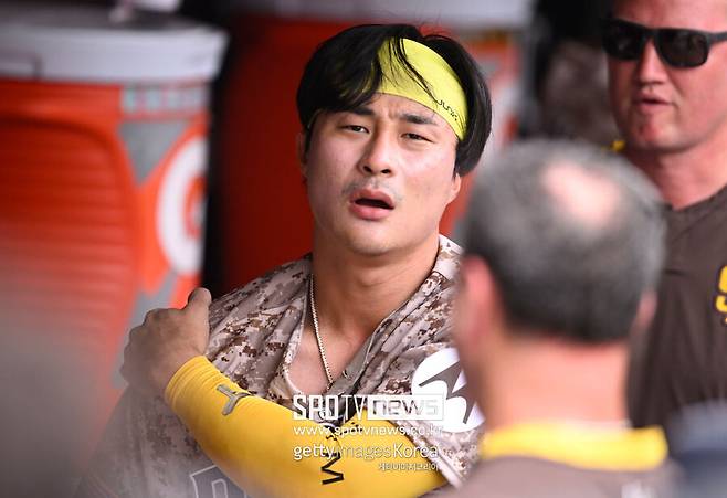 ▲ 김하성은 어깨 수술 여파로 인해 재활을 진행 중이며 올해 정규시즌 개막전 출전이 불투명한 상태다. 때문에 사실상 'FA 재수'를 선택했다고 할 수 있다. 김하성과 탬파베이의 계약에는 옵트아웃 조항이 포함돼 있다.