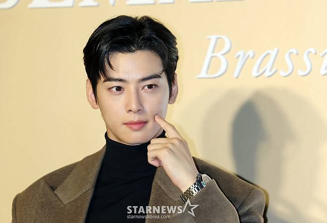 (서울=뉴스1) 김진환 기자 = 가수 겸 배우 차은우가 22일 오후 서울 성동구 성수동에서 열린 스위스 고급 시계 브랜드 오데마 피게 AP 플래그십 그랜드 오프닝 행사에 참석해 포즈를 취하고 있다. 2024.11.22/뉴스1  Copyright (C) 뉴스1. All rights reserved. 무단 전재 및 재배포,  AI학습 이용 금지. /사진=(서울=뉴스1) 김진환 기자