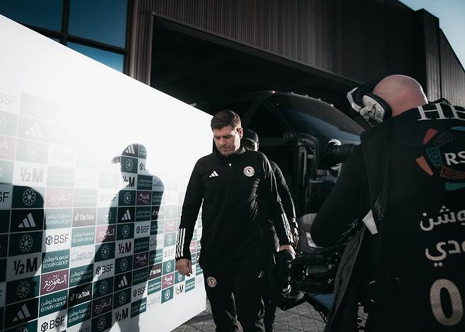 글로벌 스포츠 매체 '디애슬레틱'이 30일(한국시간) 제라드가 사우디 프로리그 알이티파크 감독직에서 물러나기로 했다고 보도했다.&nbsp;알이티파크