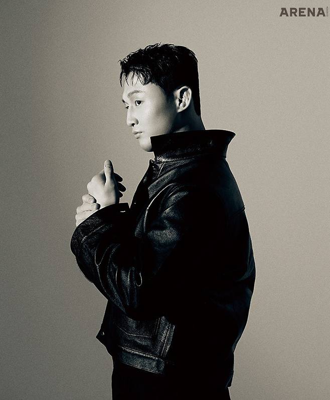 레더 재킷·팬츠 모두 타이가 타카하시 제품.