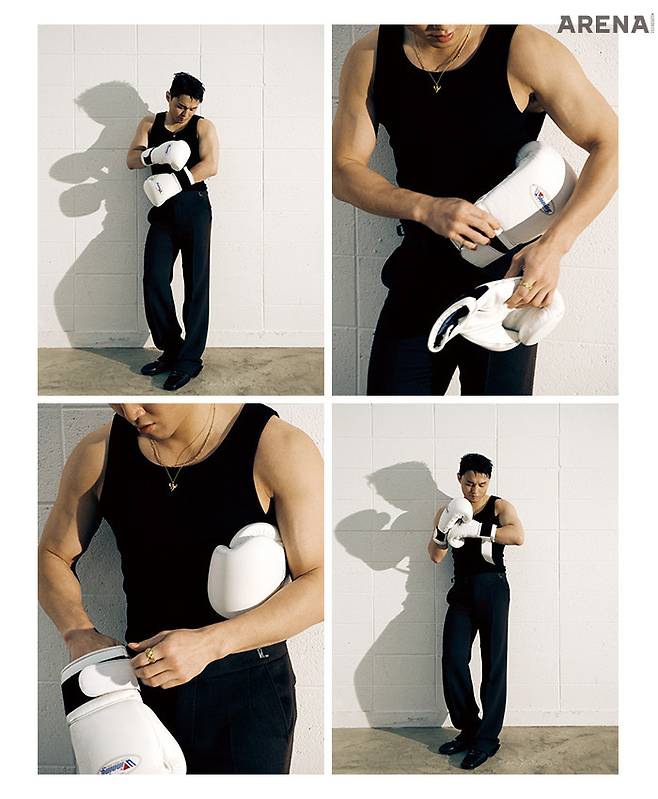 슬리브리스 톱 베인, 팬츠 니치투나잇, 반지·목걸이 모두 아크바인, 신발 페라가모 제품.