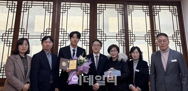 임종철 평택시 부시장(가운데)이 고 박순자씨의 아들 김태호(왼쪽 세 번째)씨 등 유족에게 체육유공 및 장기기증 감사패를 전달한 뒤 기념사진을 찍고 있다.(사진=평택시)