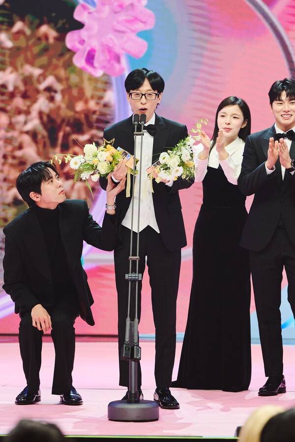 유재석이 지난 28일 열린 'MBC 연예대상'서 베스트커플상을 수상한 후 수상소감을 말하고 있다. 사진=MBC